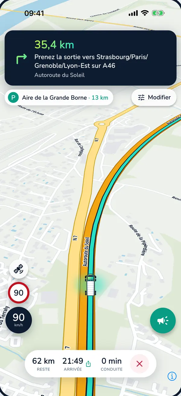 Capture de POIDZ en navigation : carte en 3D route vers le haut, instruction « 35,4 km, prenez la sortie vers Strasbourg, Paris, Grenoble, Lyon-Est sur A46 », Autoroute du Soleil, prochain parking « Aire de la Grande Borne à 13 km », panneau de limitation à 90, compteur à 90 km/h, 62 km restants, arrivée à 21 h 49.